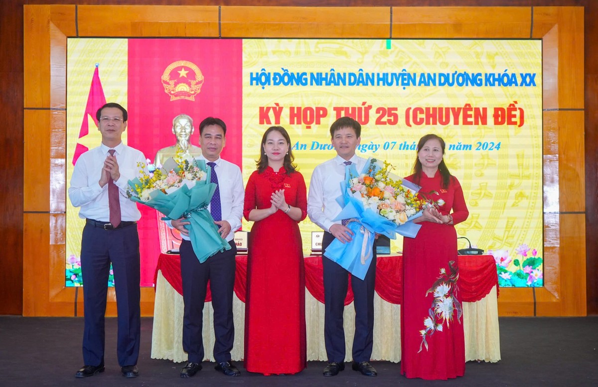 Ông Bùi Đức Quang, Phó chủ tịch HĐND TP. Hải Phòng và lãnh đạo Huyện ủy, HĐND huyện An Dương chúc mừng, tặng hoa ông Chu Đức Anh (thứ hai từ trái sang) và ông Phạm Việt Hùng (thứ hai từ phải sang).