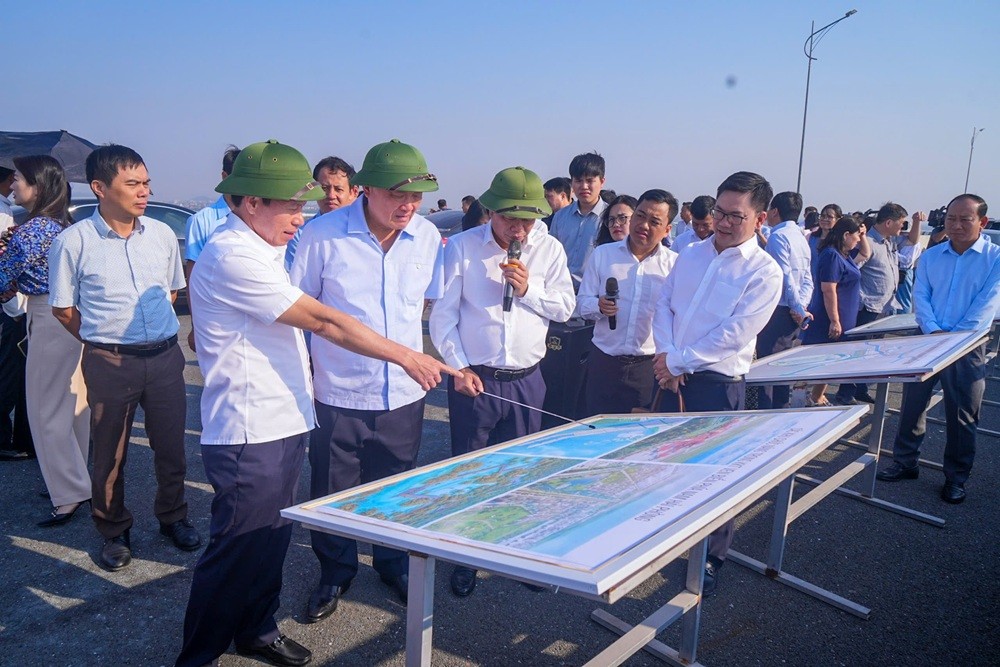 Phó thủ tướng Nguyễn Hòa Bình đi thị sát, kiểm tra khu vực dự án xây dựng đường cao tốc ven biển, khu vực dự kiến xây dựng Khu kinh tế ven biển phía Nam Hải Phòng và cảng Nam Đồ Sơn. Phó thủ tướng Nguyễn Hòa Bình đi thị sát, kiểm tra khu vực dự án xây dựng đường cao tốc ven biển, khu vực dự kiến xây dựng Khu kinh tế ven biển phía Nam Hải Phòng và cảng Nam Đồ Sơn.