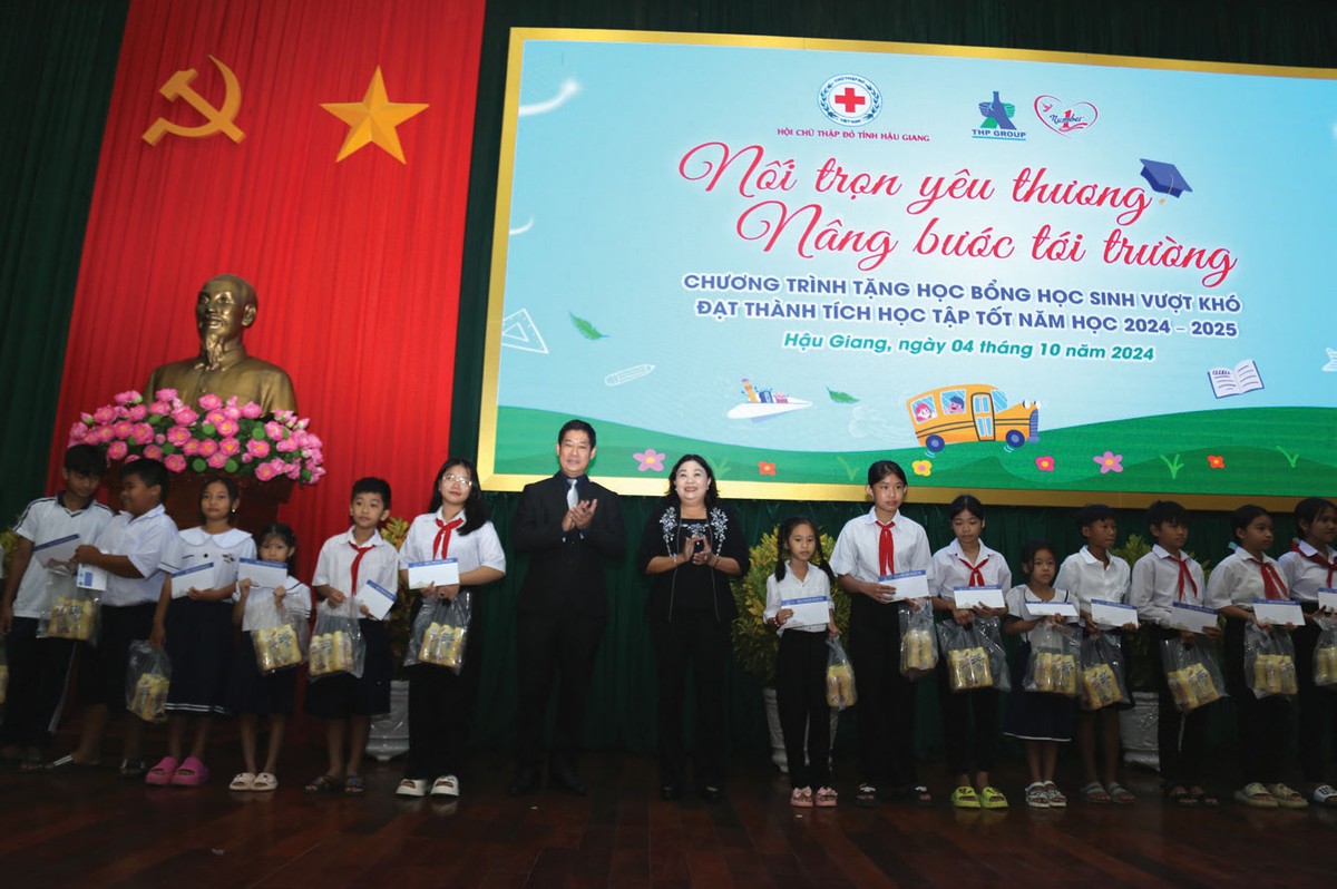 Bà Mã Thị Tươi, Ủy viên Ban Thường vụ tỉnh ủy, Phó Chủ tịch thường trực HĐND tỉnh Hậu Giang cùng ông Lâm Bình Vũ, Giám đốc chuỗi cung ứng Công ty Tân Hiệp Phát trao học bổng cho các em học sinh