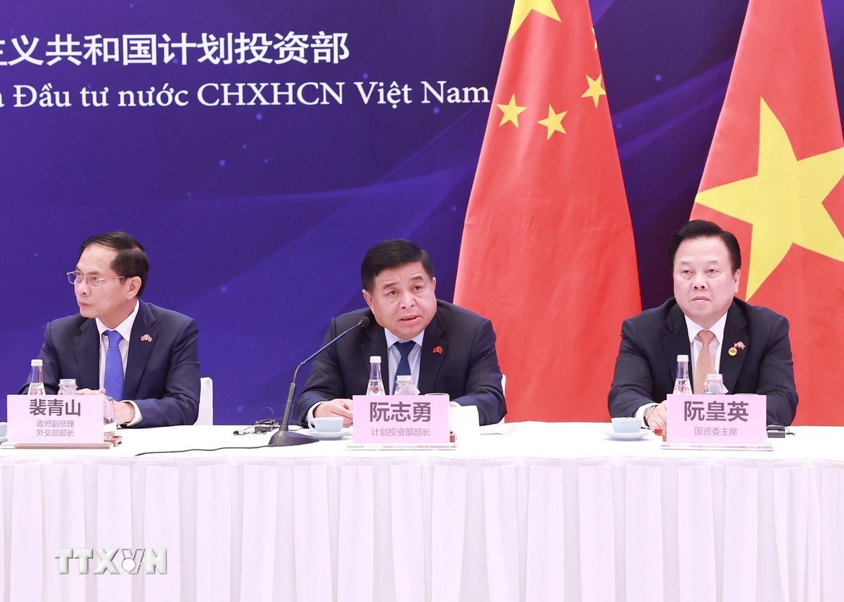 Bộ trưởng Nguyễn Chí Dũng phát biểu khai mạc Tọa đàm Doanh nghiệp Việt Nam - Trung Quốc chiều ngày 13/10. Bộ trưởng Nguyễn Chí Dũng phát biểu khai mạc Tọa đàm Doanh nghiệp Việt Nam - Trung Quốc chiều ngày 13/10.