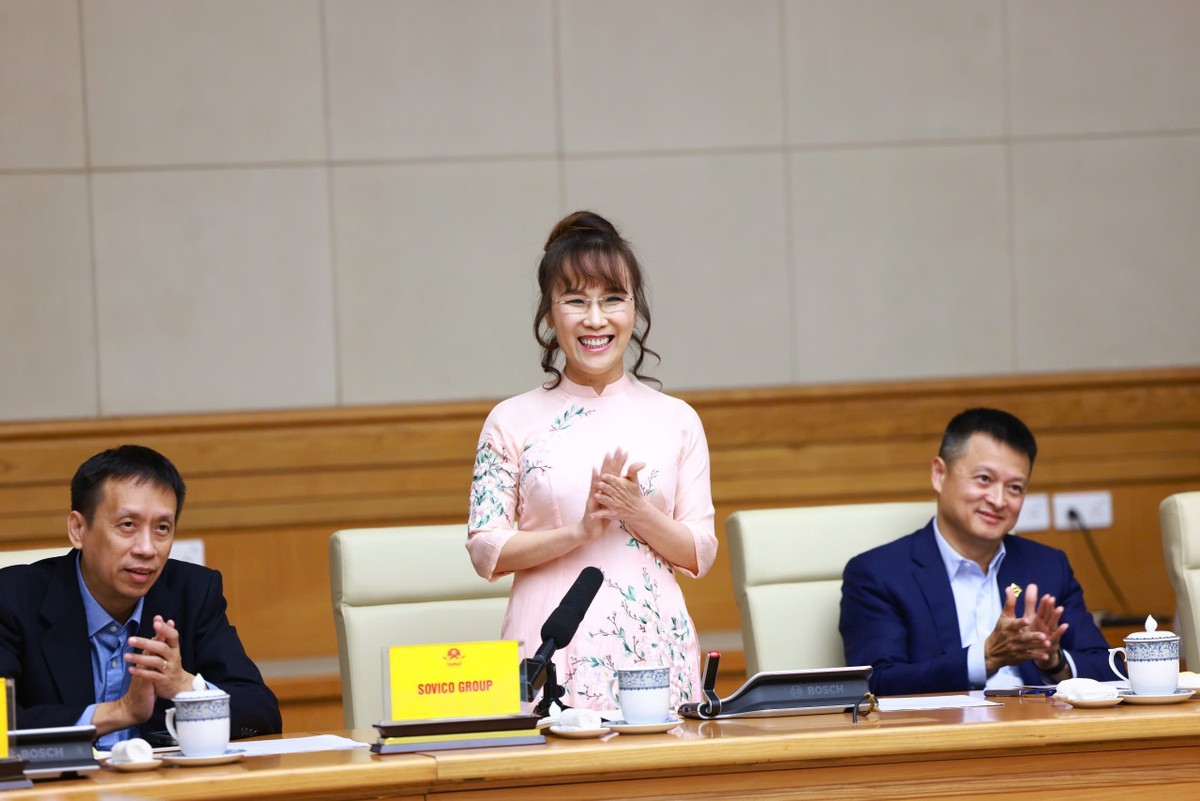 Tại diễn đàn dành cho doanh nghiệp tư nhân do Chính phủ chù trì, tiến sĩ Nguyễn Thị Phương Thảo kiến nghị Nhà nước tạo điều kiện hình thành các tập đoàn kinh tế tư nhân có sức mạnh và thương hiệu quốc gia, quốc tế (ảnh: T.L) Tại diễn đàn dành cho doanh nghiệp tư nhân do Chính phủ chù trì, tiến sĩ Nguyễn Thị Phương Thảo kiến nghị Nhà nước tạo điều kiện hình thành các tập đoàn kinh tế tư nhân có sức mạnh và thương hiệu quốc gia, quốc tế (ảnh: T.L)