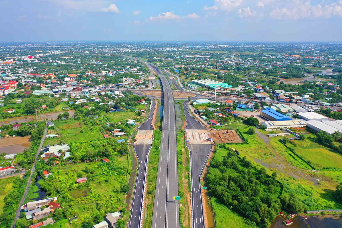 Đoạn 3,4 km đường cao tốc Bến Lức - Long Thành kết nối TP.HCM với Long An dự kiến khai thác trong tháng 11 với quy mô 6 làn xe.