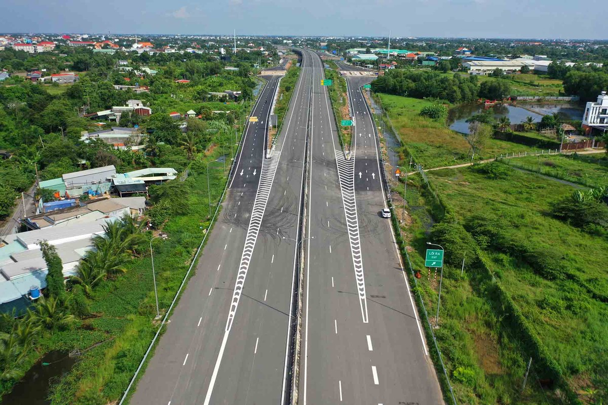 VEC cũng đưa ra các phương án tổ chức giao thông trên các đoạn tuyến khai thác tạm. Cụ thể, trên chính tuyến cho phép tất cả các ô tô đủ điều kiện lưu thông với tốc độ và giữ khoảng cách theo đúng quy định; vận tốc tối thiếu 80 km/h và tối đa 100 km/h.