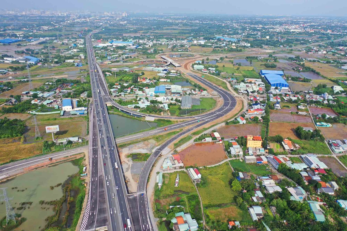 Đối với đoạn qua nút giao tối đa 40 km/h và đường dẫn tối đa 60 km/h; không cho xe chạy ở làn dừng khẩn cấp và phần lề đường.