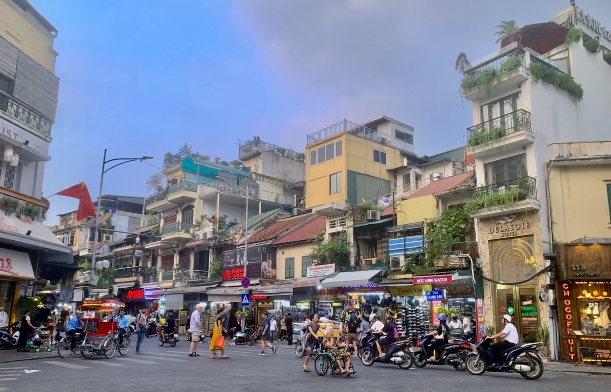 Giá nhà giao dịch thực tế trên phố Hàng Đào cao hơn từ 4 - 5 lần so với giá quy định trong khung giá đất. Ảnh: Thanh Vũ Giá nhà giao dịch thực tế trên phố Hàng Đào cao hơn từ 4 - 5 lần so với giá quy định trong khung giá đất. Ảnh: Thanh Vũ