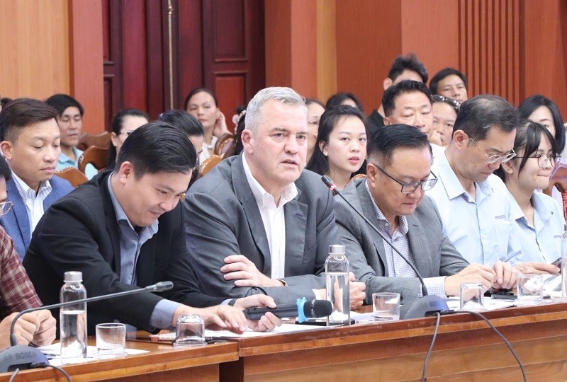 Ông Steve Wolstenholme, Chủ tịch kiêm Tổng giám đốc Công ty TNHH Phát triển Nam Hội An phát biểu. Ông Steve Wolstenholme, Chủ tịch kiêm Tổng giám đốc Công ty TNHH Phát triển Nam Hội An phát biểu.