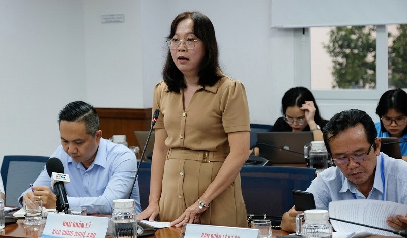 Bà Trần Thị Ngọc Chung, Trưởng phòng Kế hoạch Đầu tư của Ban Quản lý Khu công nghệ cao TP.HCM thông tin tại buổi họp báo Bà Trần Thị Ngọc Chung, Trưởng phòng Kế hoạch Đầu tư của Ban Quản lý Khu công nghệ cao TP.HCM thông tin tại buổi họp báo