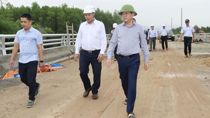 Lãnh đạo tỉnh Bình Định kiểm tra tuyến đường nối từ Quốc lộ 19 đến Khu Công nghiệp Becamex VSIP Bình Định kết nối với Cảng Quy Nhơn vào đầu tháng 10/2024. Ảnh: Trang Lê. Lãnh đạo tỉnh Bình Định kiểm tra tuyến đường nối từ Quốc lộ 19 đến Khu Công nghiệp Becamex VSIP Bình Định kết nối với Cảng Quy Nhơn vào đầu tháng 10/2024. Ảnh: Trang Lê.
