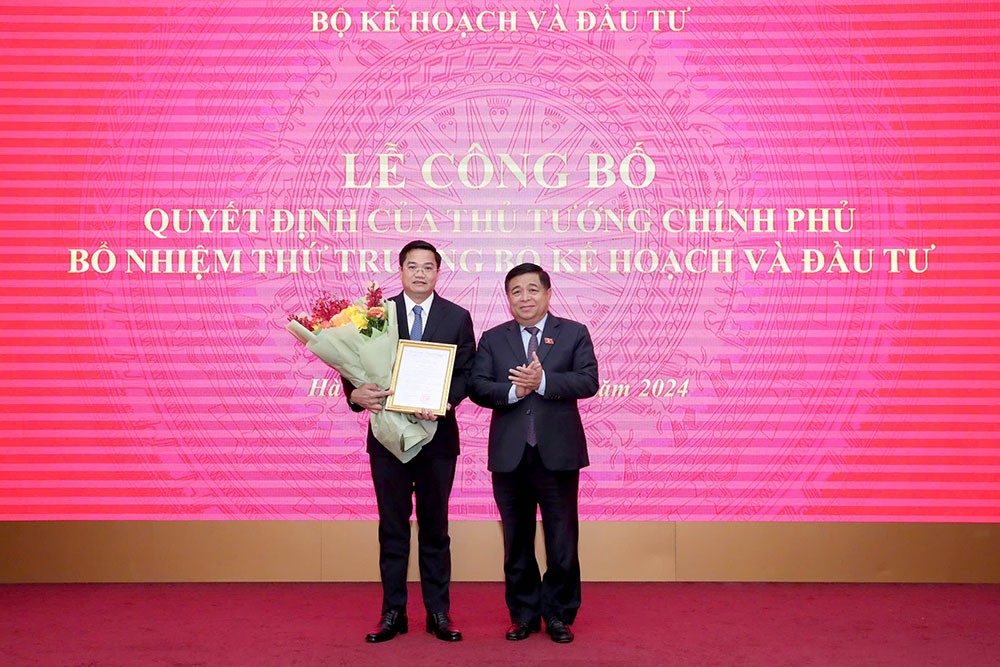 Thừa ủy quyền của Thủ tướng Chính phủ, Bộ trưởng Nguyễn Chí Dũng trao quyết định bổ nhiệm cho ông Nguyễn Đức Tâm. Ảnh: Đức Trung Thừa ủy quyền của Thủ tướng Chính phủ, Bộ trưởng Nguyễn Chí Dũng trao quyết định bổ nhiệm cho ông Nguyễn Đức Tâm. Ảnh: Đức Trung