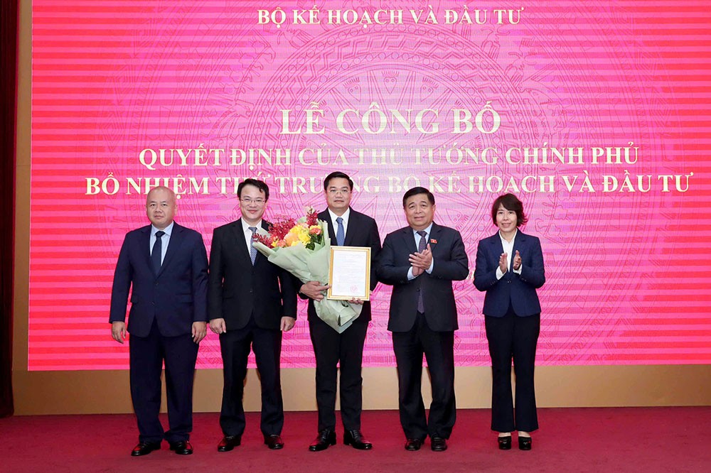 Bộ trưởng Nguyễn Chí Dũng cùng các Thứ trưởng chúc mừng tân Thứ trưởng Nguyễn Đức Tâm. Ảnh: Đức Trung Bộ trưởng Nguyễn Chí Dũng cùng các Thứ trưởng chúc mừng tân Thứ trưởng Nguyễn Đức Tâm. Ảnh: Đức Trung