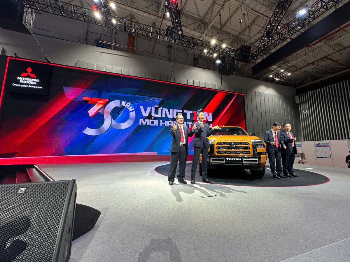 Mẫu bán tải All-New Triton được đặt ở vị trí trang trọng nhất trong gian hàng của Mitsubishi Mẫu bán tải All-New Triton được đặt ở vị trí trang trọng nhất trong gian hàng của Mitsubishi