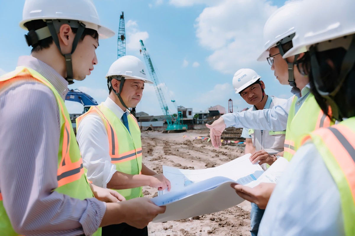 Ông Ryotaro Takachi – Tổng giám đốc Cosmos Initia (thành viên Daiwa House Group) khảo sát công trường TT AVIO Ông Ryotaro Takachi – Tổng giám đốc Cosmos Initia (thành viên Daiwa House Group) khảo sát công trường TT AVIO