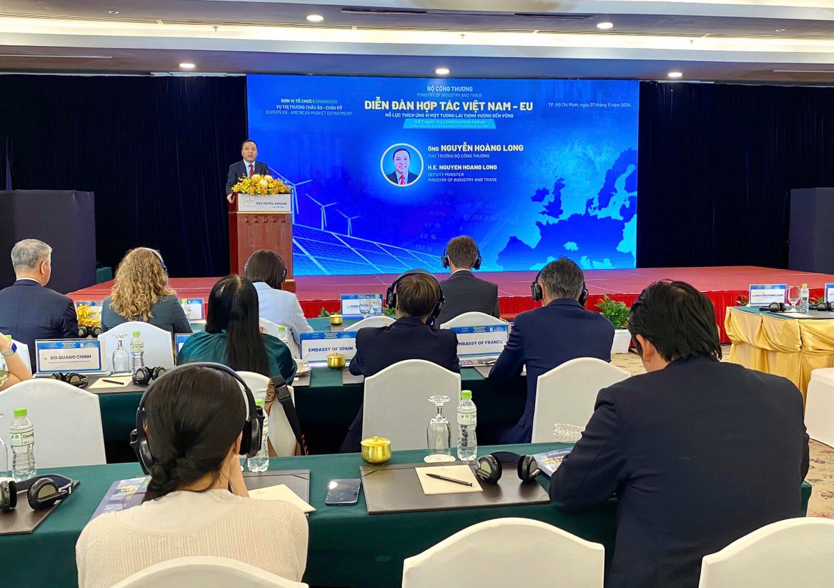 Ông Nguyễn Hoàng Long, Thứ trưởng Bộ Công thương chia sẻ tại diễn đàn. Ông Nguyễn Hoàng Long, Thứ trưởng Bộ Công thương chia sẻ tại diễn đàn.