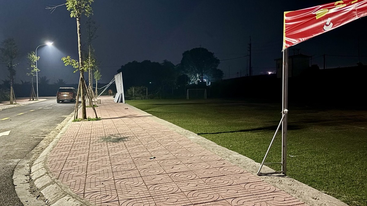 Sân bóng nằm cạnh các lô đất LK05. Ảnh: Thanh Vũ Sân bóng nằm cạnh các lô đất LK05. Ảnh: Thanh Vũ