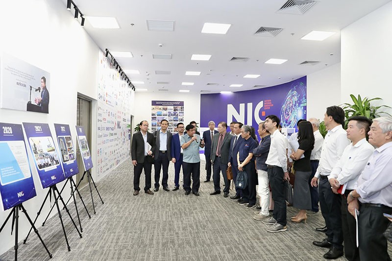 Bộ trưởng Bộ Kế hoạch và Đầu tư Nguyễn Chí Dũng giới thiệu với đoàn đại biểu của Liên hiệp các Hội Khoa học và Kỹ thuật Việt Nam (VUSTA) về kết quả hoạt động thời gian qua cũng như tầm nhìn phát triển của Trung tâm Đổi mới sáng tạo Quốc gia. Ảnh: Đức Trung Bộ trưởng Bộ Kế hoạch và Đầu tư Nguyễn Chí Dũng giới thiệu với đoàn đại biểu của Liên hiệp các Hội Khoa học và Kỹ thuật Việt Nam (VUSTA) về kết quả hoạt động thời gian qua cũng như tầm nhìn phát triển của Trung tâm Đổi mới sáng tạo Quốc gia. Ảnh: Đức Trung