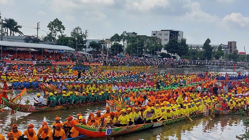 Các đội đua ghe Ngo tranh tài Các đội đua ghe Ngo tranh tài