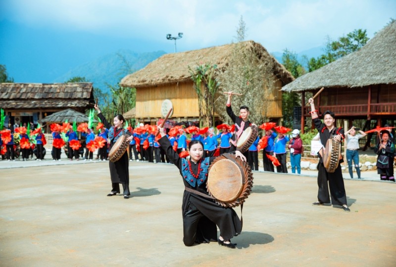Hòa mình vào những chương trình biểu diễn nghệ thuật đặc sắc. Hòa mình vào những chương trình biểu diễn nghệ thuật đặc sắc.