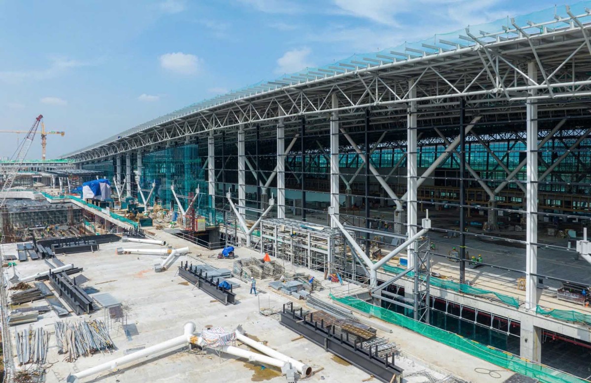 Dự án “Xây dựng nhà ga hành khách T3 - Cảng hàng không quốc tế Tân Sơn Nhất” gồm 4 hạng mục chính: Nhà ga hành khách, nhà xe cao tầng kết hợp dịch vụ phi hàng không, hệ thống cầu cạn trước nhà ga và sân đỗ máy bay với tổng mức đầu tư 10.990 tỷ đồng.