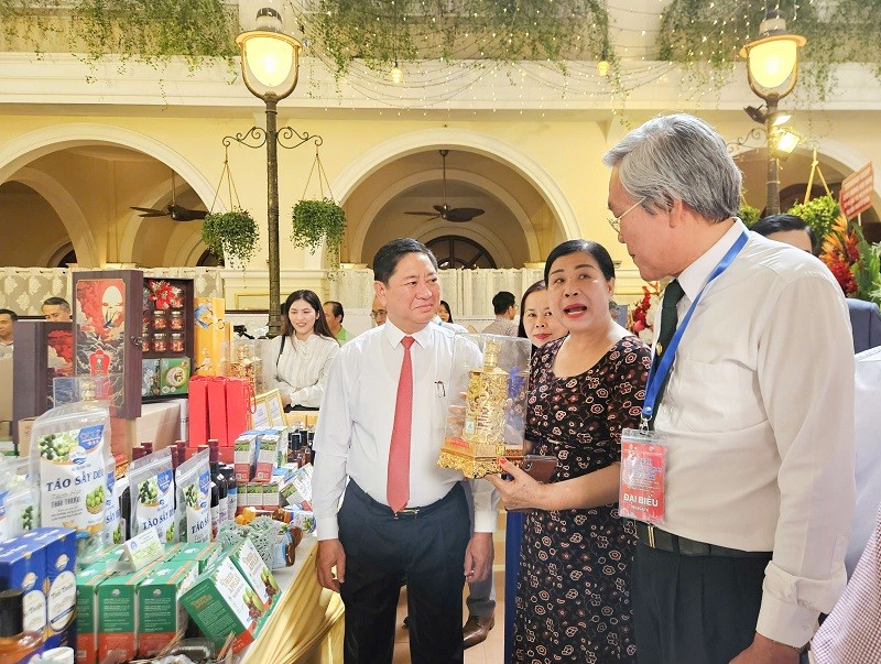 Doanh nghiệp giới thiệu các mặt hàng nông sản xuất tại Ninh Thuận với đại biểu tham dự hội nghị Doanh nghiệp giới thiệu các mặt hàng nông sản xuất tại Ninh Thuận với đại biểu tham dự hội nghị