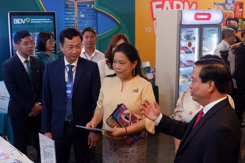 Ông Nguyễn Tuấn Thanh, Phó chủ tịch tỉnh Bình Định trao đổi với bà Wiraka Moodhitaporn, Tổng lãnh sự Hoàng gia Thái Lan tại TP.HCM về kết nối đường hàng không để phát triển du lịch giữa 2 bên. Ông Nguyễn Tuấn Thanh, Phó chủ tịch tỉnh Bình Định trao đổi với bà Wiraka Moodhitaporn, Tổng lãnh sự Hoàng gia Thái Lan tại TP.HCM về kết nối đường hàng không để phát triển du lịch giữa 2 bên.