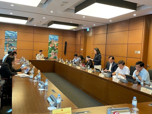 Đại biểu phát biểu ý kiến tại phiên thảo luận tổ sáng 22/11 về Dự thảo Luật Thuế tiêu thụ đặc biệt (sửa đổi). Đại biểu phát biểu ý kiến tại phiên thảo luận tổ sáng 22/11 về Dự thảo Luật Thuế tiêu thụ đặc biệt (sửa đổi).