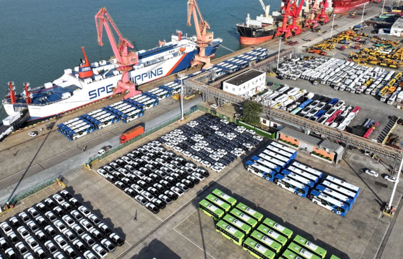 Ô tô và xe buýt do Trung Quốc sản xuất chuẩn bị xuất khẩu tại cảng Liên Vân, thành phố Liên Vân Cảng, Trung Quốc, vào ngày 31/10/2024. Ảnh: NurPhoto/Getty Images