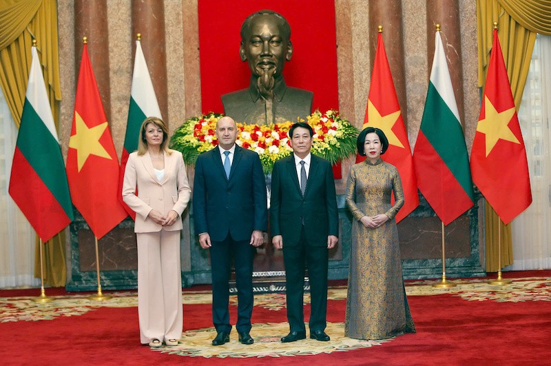 Chủ tịch nước Lương Cường và Phu nhân cùng Tổng thống Rumen Radev và Phu nhân chụp ảnh chung. Chủ tịch nước Lương Cường và Phu nhân cùng Tổng thống Rumen Radev và Phu nhân chụp ảnh chung.