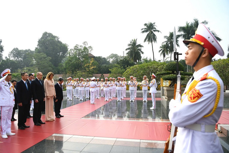 Trước Lễ đón chính thức, Tổng thống Rumen Radev đã tới đặt vòng hoa tại Đài tưởng niệm các anh hùng liệt sỹ và đặt vòng hoa, vào lăng viếng Chủ tịch Hồ Chí Minh. Trước Lễ đón chính thức, Tổng thống Rumen Radev đã tới đặt vòng hoa tại Đài tưởng niệm các anh hùng liệt sỹ và đặt vòng hoa, vào lăng viếng Chủ tịch Hồ Chí Minh.