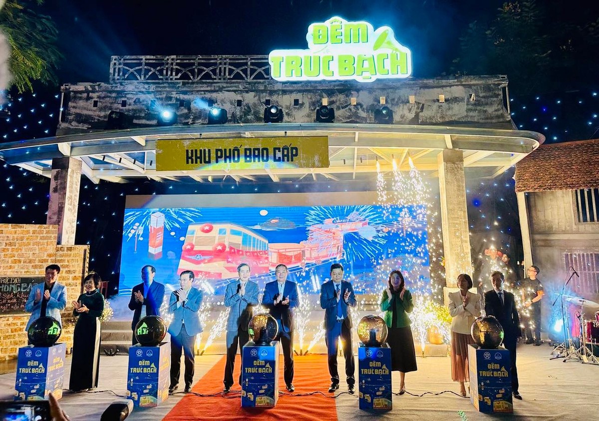 Các đại biểu thực hiện nghi thức Khai trương sản phẩm du lịch "Đêm Trúc Bạch" và Tuyến tàu điện số 6 tại Đảo Ngọc Ngũ Xã.