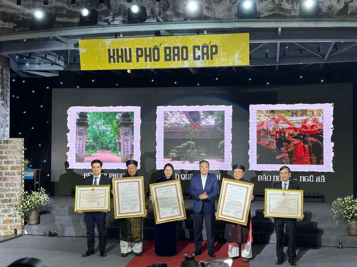 Phó Chủ tịch Thường trực UBND TP. Hà Nội Lê Hồng Sơn trao Quyết định công nhận 3 điểm du lịch: Di tích quốc gia đặc biệt đền Quán Thánh, đền Voi Phục và đảo Ngọc - Trúc Bạch, quận Ba Đình và 2 nghề truyền thống của quận Ba Đình.