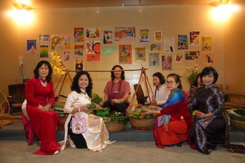 Du khách thích thú tham quan, trải nghiệm Tuyến tàu điện số 6 - “Bảo tàng đường phố Hà Nội”.