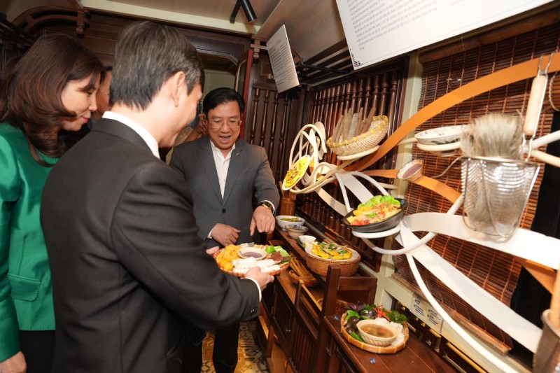 Các đại biểu tham quan không gian sự kiện.