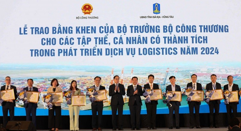 Các tập thể và cá nhân nhận bằng khen từ Bộ Công thương vì có đóng góp cho dịch vụ logistics Các tập thể và cá nhân nhận bằng khen từ Bộ Công thương vì có đóng góp cho dịch vụ logistics