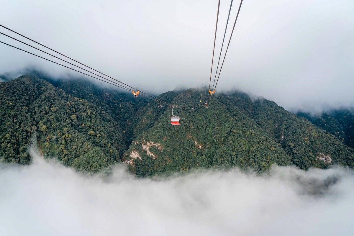 Cáp treo Fansipan lướt đi giữa những tầng mây (Ảnh: Minh Tú) Cáp treo Fansipan lướt đi giữa những tầng mây (Ảnh: Minh Tú)