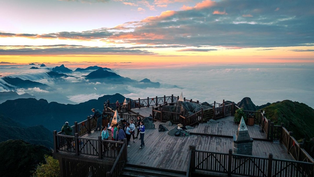 Du khách đón bình minh trên đỉnh Fansipan (Ảnh: Minh Tú) Du khách đón bình minh trên đỉnh Fansipan (Ảnh: Minh Tú)