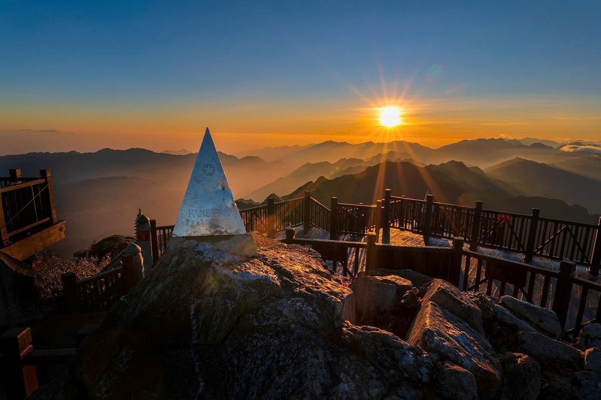 Bình minh ló rạng trên chóp tháp đánh dấu độ cao 3.143m. (Ảnh: Giới Nguyễn) Bình minh ló rạng trên chóp tháp đánh dấu độ cao 3.143m. (Ảnh: Giới Nguyễn)