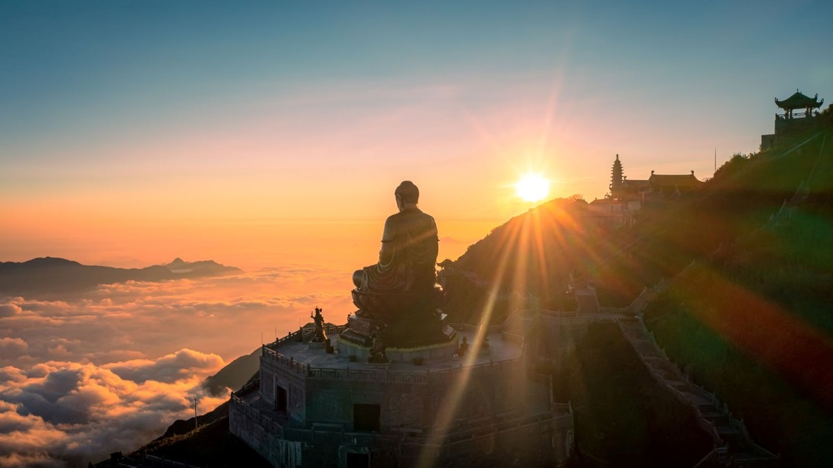 Mây nhẹ trôi dưới chân Đại tượng Phật A Di Đà, ôm lấy các công trình chùa Việt cổ, tạo nên một không gian tâm linh tĩnh tại và khung cảnh huyền ảo, đẹp tựa tranh thủy mặc. (Ảnh: Minh Tú) Mây nhẹ trôi dưới chân Đại tượng Phật A Di Đà, ôm lấy các công trình chùa Việt cổ, tạo nên một không gian tâm linh tĩnh tại và khung cảnh huyền ảo, đẹp tựa tranh thủy mặc. (Ảnh: Minh Tú)