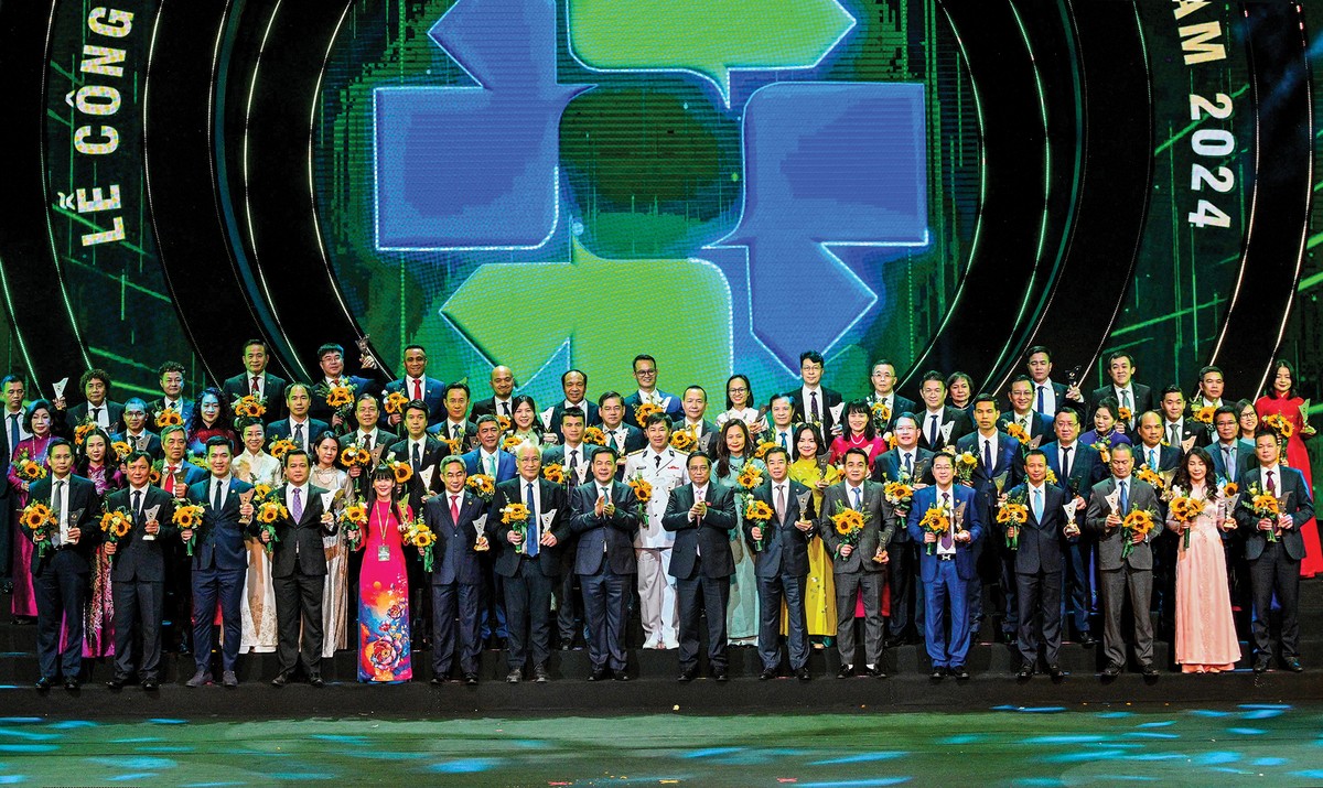 Thủ tướng Chính phủ Phạm Minh Chính cùng Bộ trưởng Bộ Công thương Nguyễn Hồng Diên - Chủ tịch Hội đồng Thương hiệu quốc gia Việt Nam chụp ảnh lưu niệm với đại diện các doanh nghiệp được vinh danh Thương hiệu quốc gia lần thứ 9 Thủ tướng Chính phủ Phạm Minh Chính cùng Bộ trưởng Bộ Công thương Nguyễn Hồng Diên - Chủ tịch Hội đồng Thương hiệu quốc gia Việt Nam chụp ảnh lưu niệm với đại diện các doanh nghiệp được vinh danh Thương hiệu quốc gia lần thứ 9