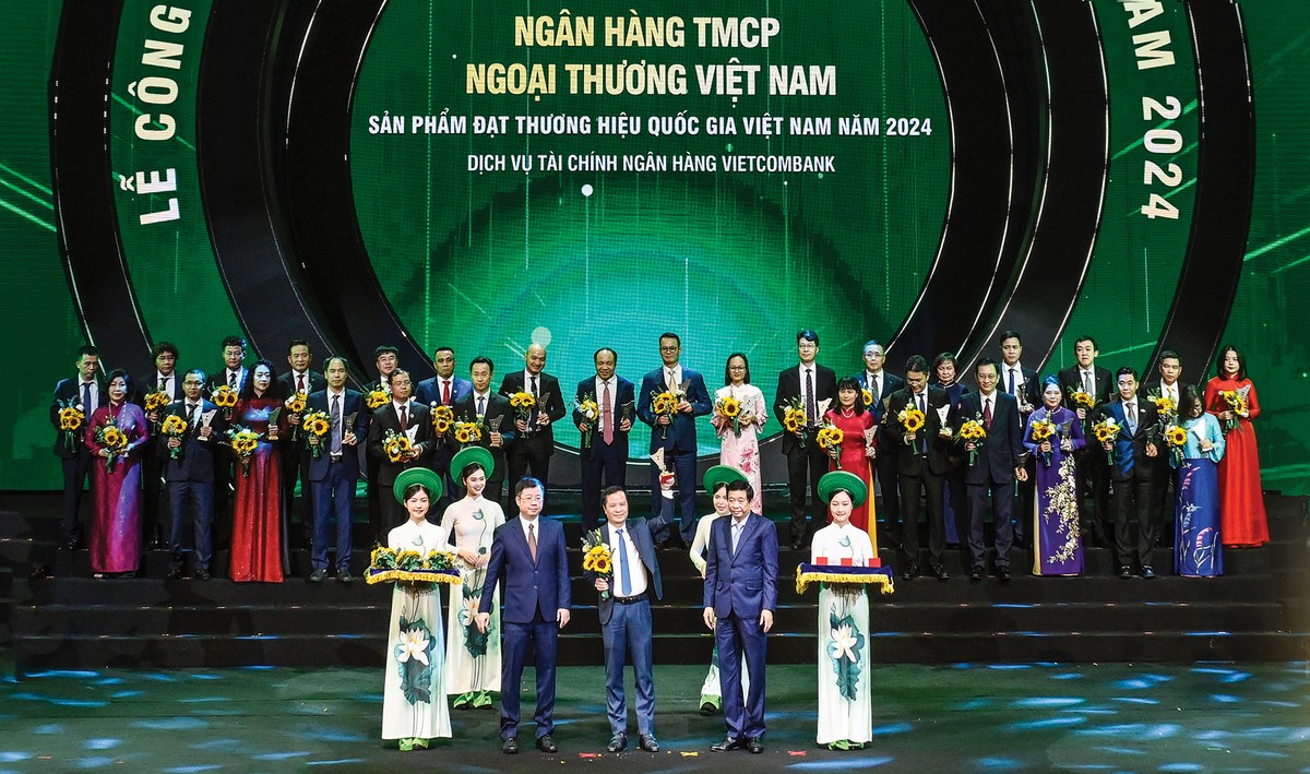 Đại diện Vietcombank, ông Lê Hoàng Tùng - Phó tổng giám đốc nhận biểu trưng vinh danh từ Ban tổ chức Chương trình Thương hiệu quốc gia Đại diện Vietcombank, ông Lê Hoàng Tùng - Phó tổng giám đốc nhận biểu trưng vinh danh từ Ban tổ chức Chương trình Thương hiệu quốc gia
