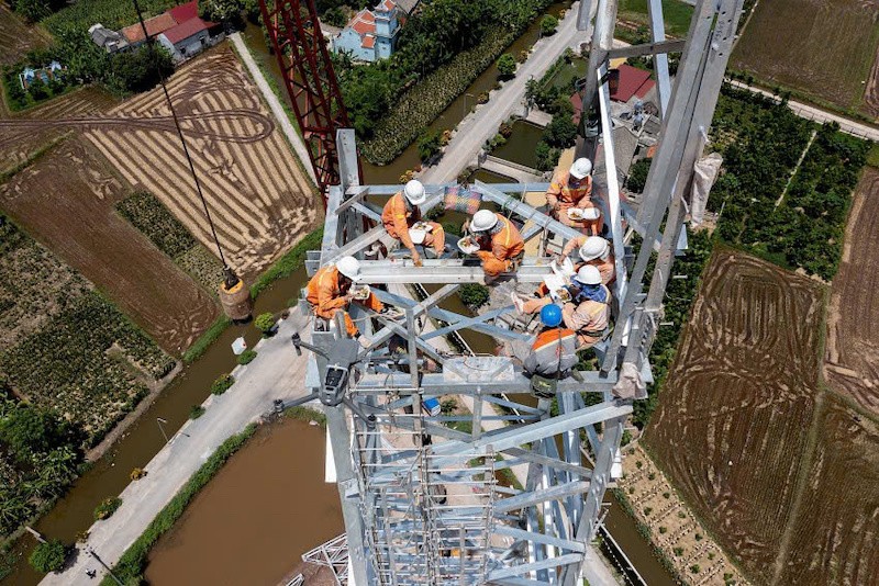 Công nhân tranh thủ ăn trưa tại chỗ để tiết kiệm thời gian.