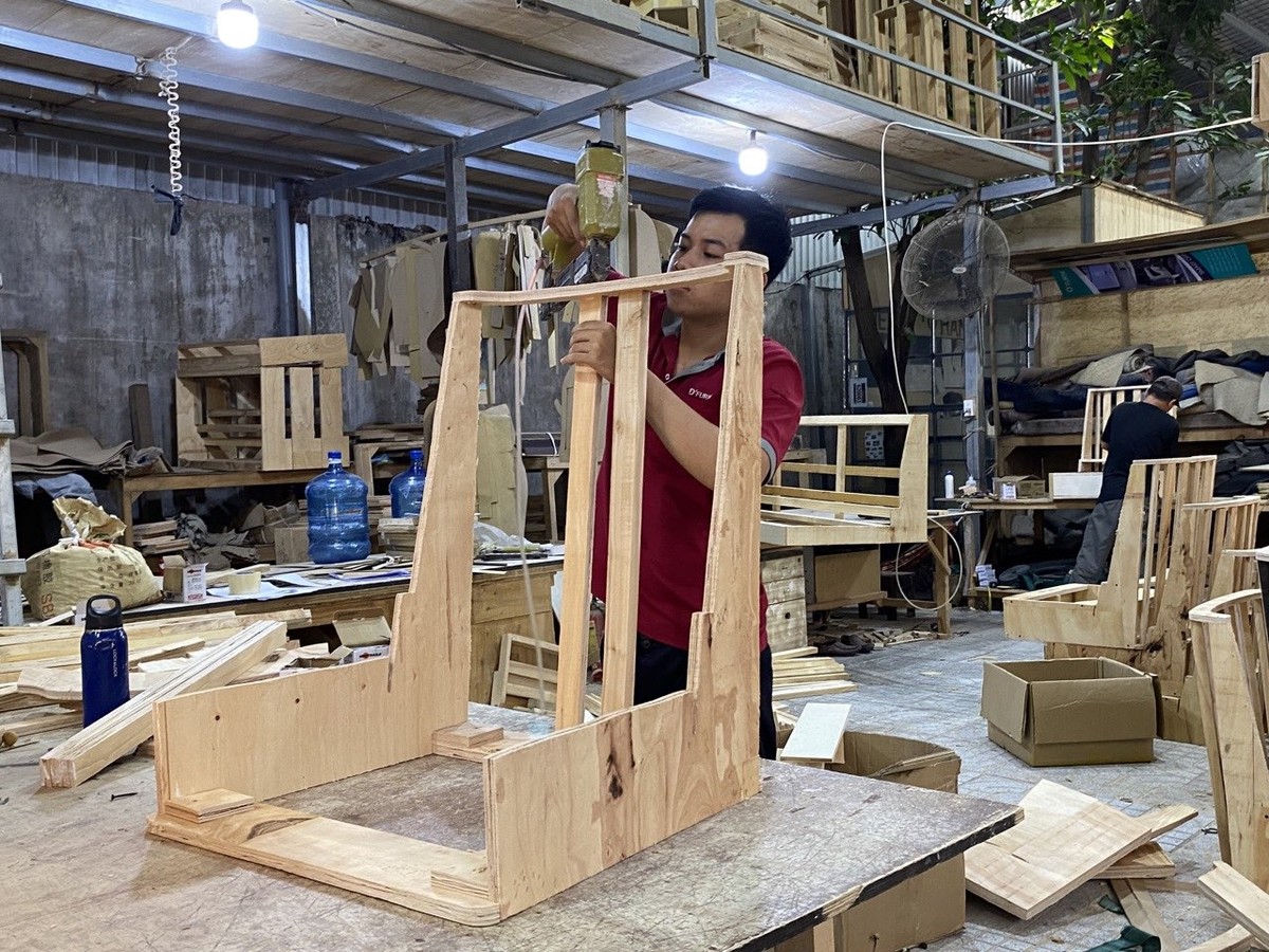 Doanh nghiệp đẩy mạnh mở rộng kênh tiêu thụ, trong đó có thương mại điện tử. Doanh nghiệp đẩy mạnh mở rộng kênh tiêu thụ, trong đó có thương mại điện tử.