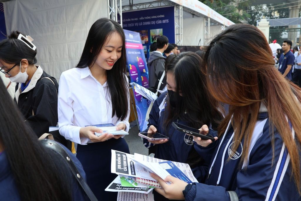 Các bạn sinh viên được CBNV PJICO tư vấn, hỗ trợ nhiệt tình