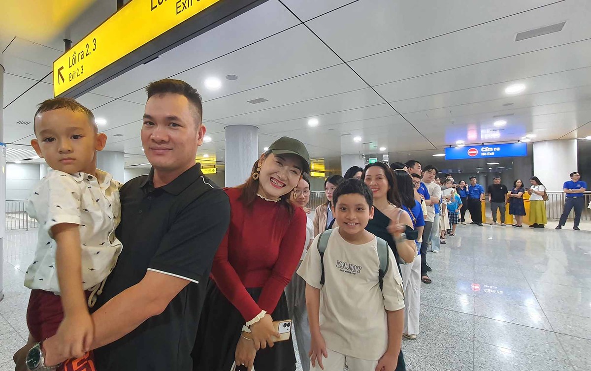 Hành khách hào hứng chờ lên Metro để di chuyển.