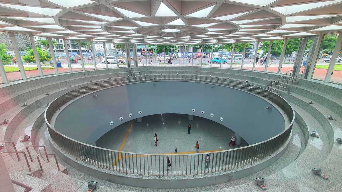 Ga Bến Thành không chỉ là điểm trung chuyển chính mà còn hứa hẹn trở thành một biểu tượng kiến trúc ngầm của thành phố.