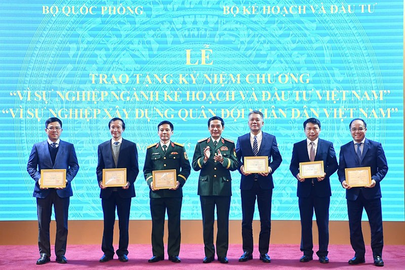 Đại tướng Phan Văn Giang trao tặng kỷ niệm chương &quot;Vì sự nghiệp xây dựng Quân đội nhân dân Việt Nam&quot;. Ảnh: Trọng Hải