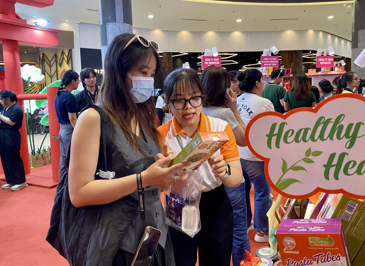 Các đơn vị bán lẻ đẩy mạnh nhiều chương trình ưu đãi, kích cầu mua sắm dịp Tết Ất tỵ 2025. Các đơn vị bán lẻ đẩy mạnh nhiều chương trình ưu đãi, kích cầu mua sắm dịp Tết Ất tỵ 2025.