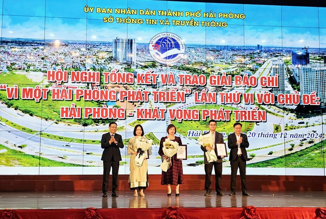 Văn phòng đại diện tại Hải Phòng tiếp tục đoạt giải B với loạt bài &quot;Hải Phòng hiện thực hóa Nghị quyết 45-NQ/TW của Bộ Chính trị&quot; của nhóm tác giả Thanh Sơn - Quỳnh Nga.