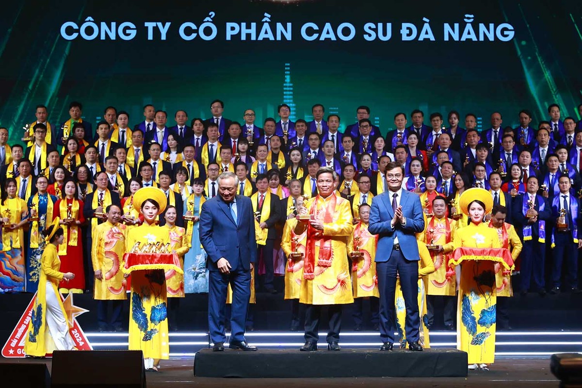 Phó thủ tướng thường trực Nguyễn Hòa Bình và Bí thư thứ nhất Trung ương Đoàn Bùi Quang Huy trao Top 10 Sao Vàng đất Việt 2024 cho Công ty cổ phần Cao su Đà Nẵng (DRC). Phó thủ tướng thường trực Nguyễn Hòa Bình và Bí thư thứ nhất Trung ương Đoàn Bùi Quang Huy trao Top 10 Sao Vàng đất Việt 2024 cho Công ty cổ phần Cao su Đà Nẵng (DRC).