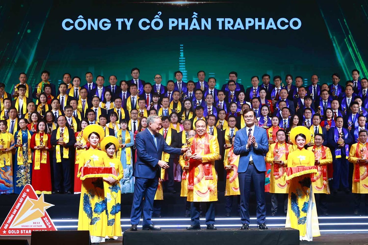 Phó thủ tướng thường trực Nguyễn Hòa Bình và Bí thư thứ nhất Trung ương Đoàn Bùi Quang Huy trao Top 10 Sao Vàng đất Việt 2024 Công ty cổ phần Traphaco (TRAPHACO). Phó thủ tướng thường trực Nguyễn Hòa Bình và Bí thư thứ nhất Trung ương Đoàn Bùi Quang Huy trao Top 10 Sao Vàng đất Việt 2024 Công ty cổ phần Traphaco (TRAPHACO).