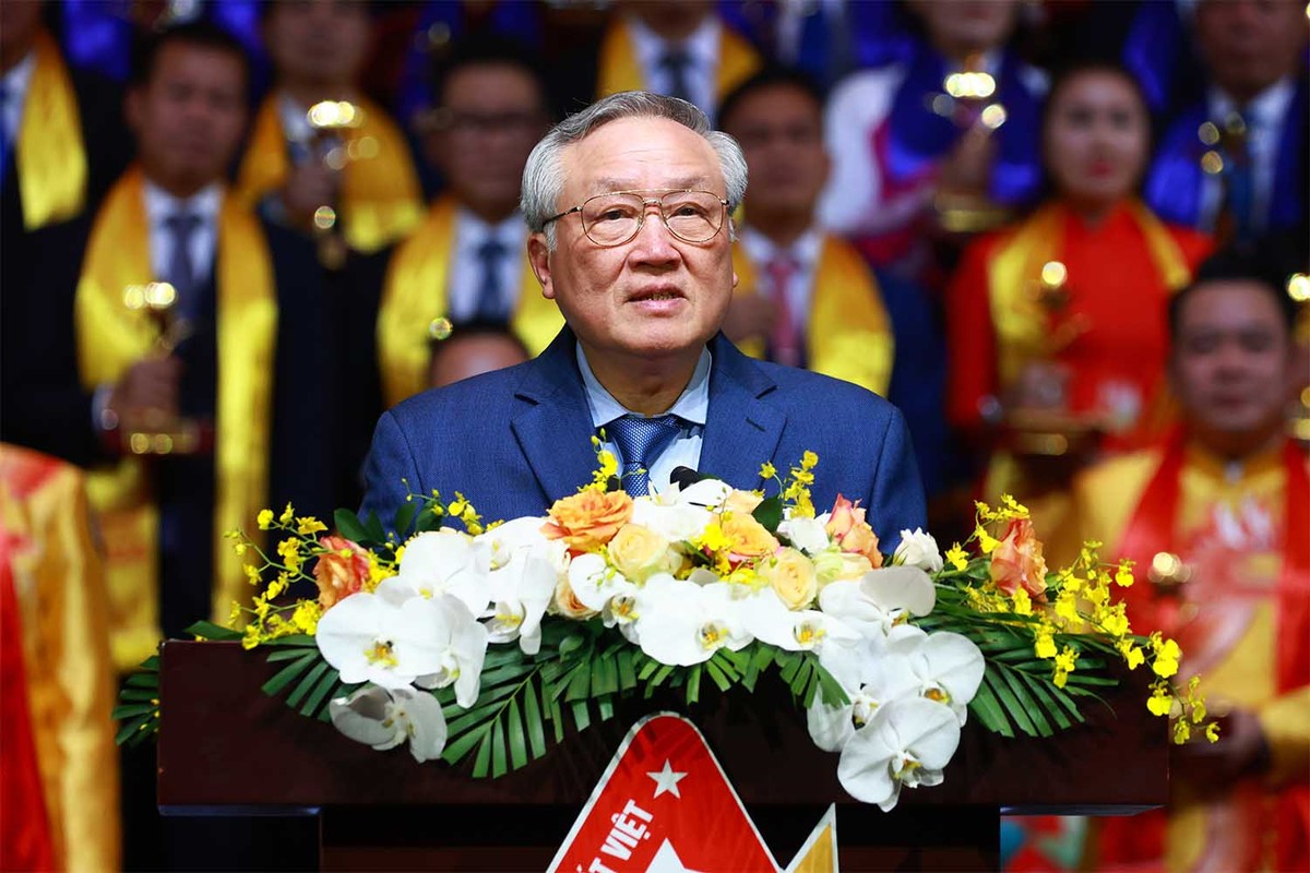 Phó thủ tướng Thường trực Chính phủ Nguyễn Hòa Bình nhấn mạnh: Lễ trao Giải thưởng Sao Vàng đất Việt năm 2024 không chỉ là dịp tôn vinh các doanh nhân xuất sắc, mà còn là cơ hội nhìn lại những thành tựu đáng tự hào mà doanh nhân đã cống hiến cho đất nước. Phó thủ tướng Thường trực Chính phủ Nguyễn Hòa Bình nhấn mạnh: Lễ trao Giải thưởng Sao Vàng đất Việt năm 2024 không chỉ là dịp tôn vinh các doanh nhân xuất sắc, mà còn là cơ hội nhìn lại những thành tựu đáng tự hào mà doanh nhân đã cống hiến cho đất nước.